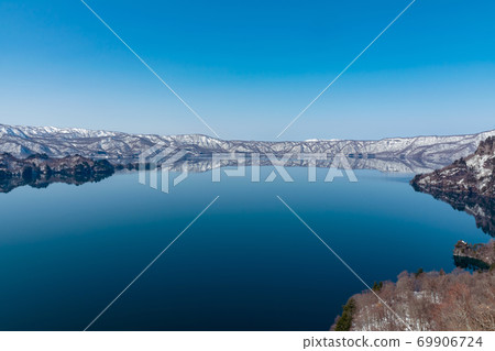 [Lake Towada, Aomori Prefecture] Lake Towada in early spring: Lake Towada seen from the view lake is a large panorama 69906724