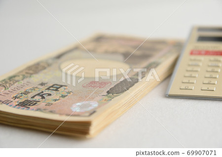 10,000日元的鈔票和計算器，自然的氛圍 69907071