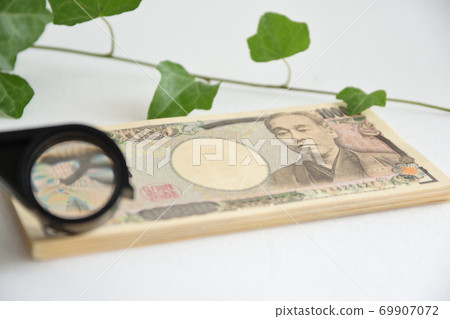 10,000日元的鈔票和放大鏡,常春藤綠色,自然的氛圍 10,000日元的鈔票和放大鏡,常春藤綠色,自然的氛圍 69907072