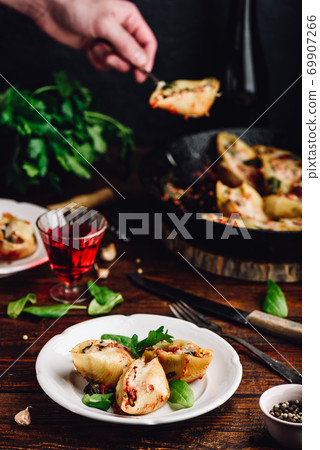 Pasta stuffed with ground beef, spinach and cheese Pasta stuffed with ground beef, spinach and cheese 69907266
