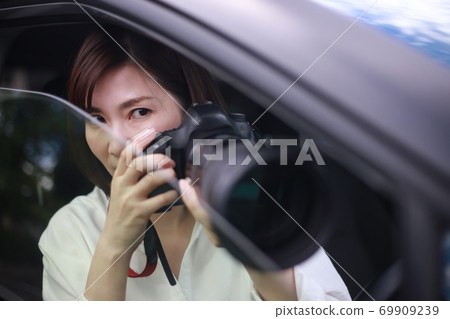 一個女人從車內拍照 69909239