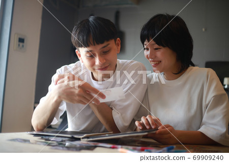 情侶看照片 69909240