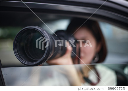 一個女人從車內拍照 一個女人從車內拍照 69909725
