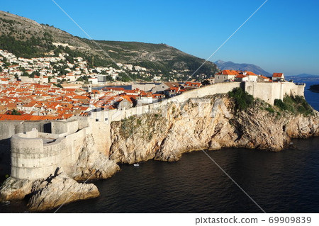 Dubrovnik old town seen from a distance 69909839