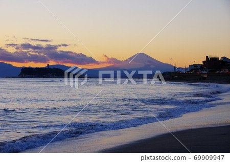 江之島和富士山從稻村長崎的夜景 69909947