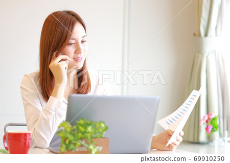 調用帶著微笑的女商人 69910250