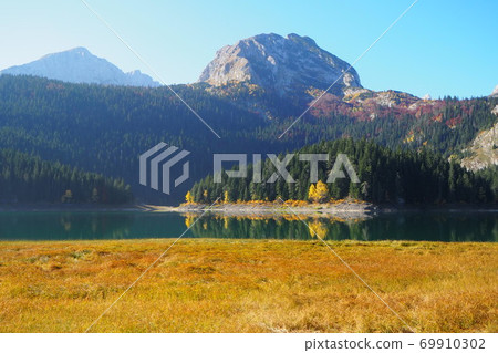 杜米特雷國家公園的黑湖 69910302