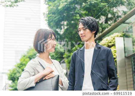 Men and women talking in the office district 69911519