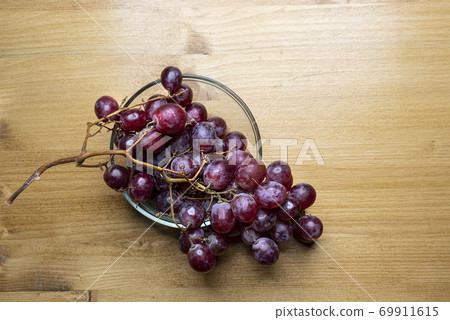 a bunch of pink grapes a bunch of pink grapes 69911615