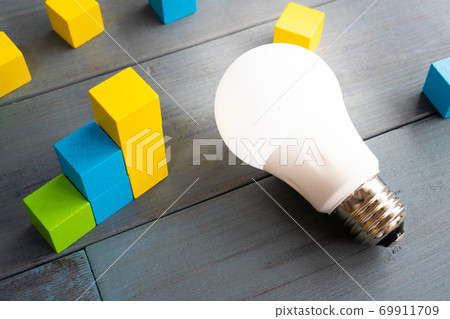Electricity bill graph light bulb 69911709