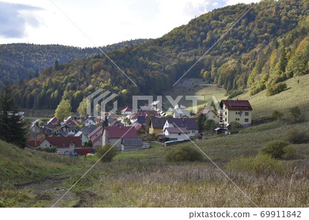 像青山一樣的山坡風格的私人住宅建築。 69911842