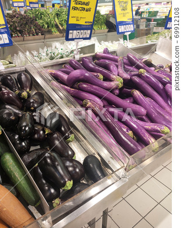 SEREMBAN, MALAYSIA -SEPTEMBER 6, 2020: Various types of vegetables are displayed on shelves for sale in supermarkets. Isolate by type and put a price tag. 69912108