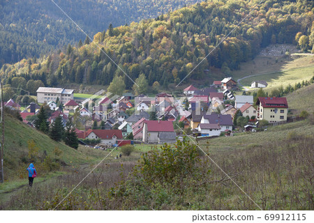 Sunshine declining mountain pit, Aoyama forest-like foliage color, mountain climber straight down the mountain. Sunshine declining mountain pit, Aoyama forest-like foliage color, mountain climber straight down the mountain. 69912115