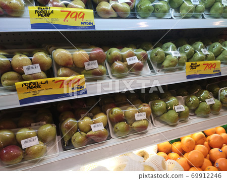 SEREMBAN, MALAYSIA -SEPTEMBER 8, 2020: Fruits are sold at shops. Sort by type to make it easier for customers to choose. Labelled by price.  69912246