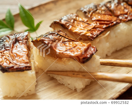吃烤鯖魚壽司 吃烤鯖魚壽司 69912582