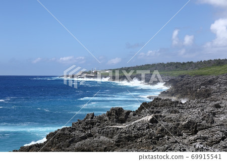 沖繩縣南大東島的海岸線由凸起的礁石組成 69915541