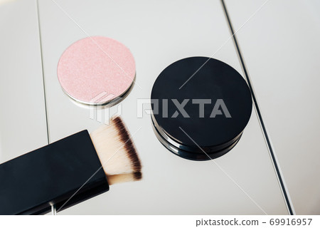 Eye shadow with makeup brushes close up 69916957