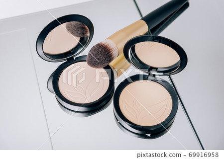 Eye shadow with makeup brushes close up 69916958