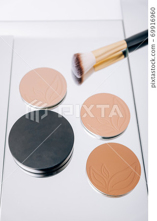 Eye shadow with makeup brushes close up 69916960