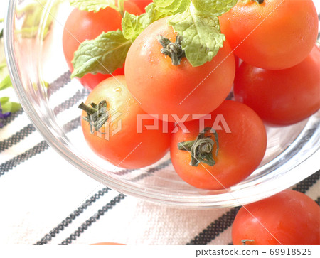 Heaping cherry tomatoes in a glass bowl Heaping cherry tomatoes in a glass bowl 69918525