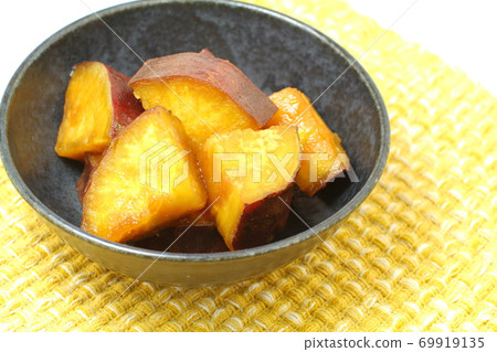 Sweet potato boiled in a small bowl of dark blue 69919135