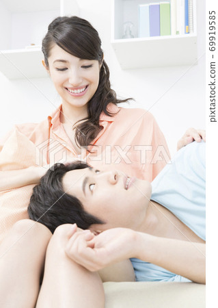 做膝蓋枕頭的夫婦 做膝蓋枕頭的夫婦 69919585