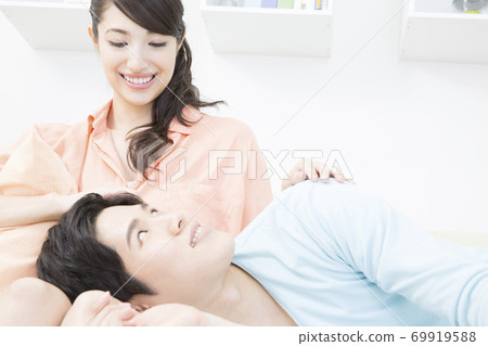 A couple doing a knee pillow A couple doing a knee pillow 69919588