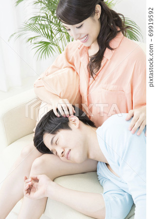 A couple doing a knee pillow A couple doing a knee pillow 69919592