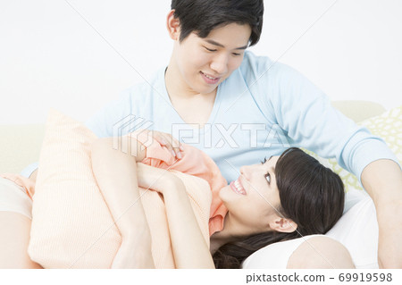 做膝蓋枕頭的夫婦 做膝蓋枕頭的夫婦 69919598