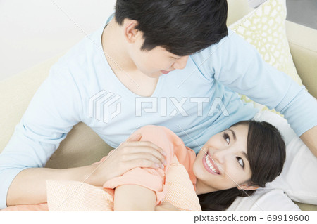 做膝蓋枕頭的夫婦 做膝蓋枕頭的夫婦 69919600