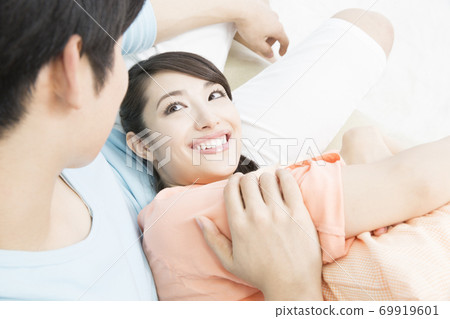 做膝蓋枕頭的夫婦 做膝蓋枕頭的夫婦 69919601