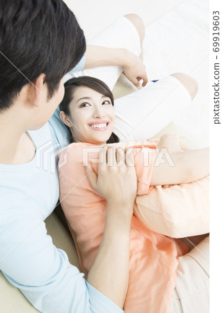 做膝蓋枕頭的夫婦 做膝蓋枕頭的夫婦 69919603