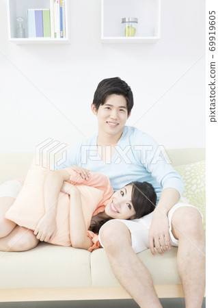 做膝蓋枕頭的夫婦 做膝蓋枕頭的夫婦 69919605