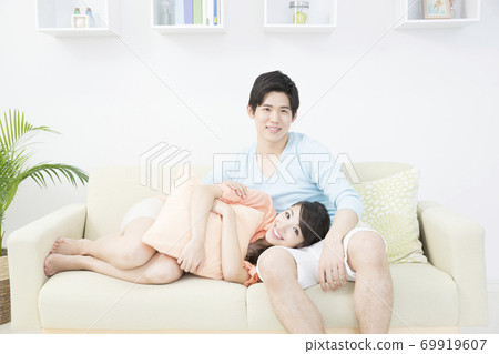 A couple doing a knee pillow 69919607