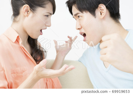 A couple fighting 69919653