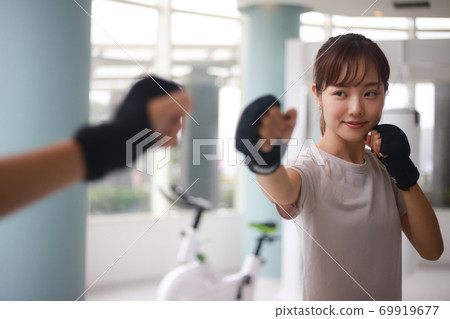 Woman doing shadow boxing 69919677