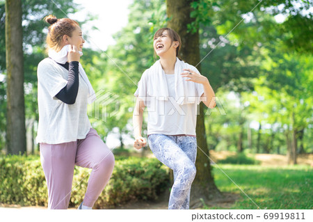 Women walking Women walking 69919811