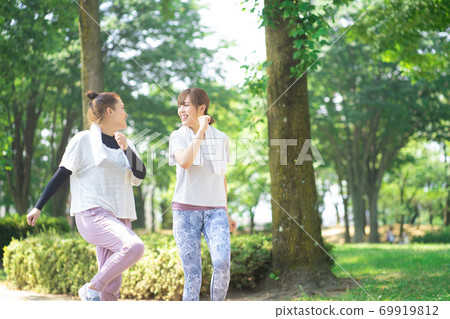Women walking Women walking 69919812