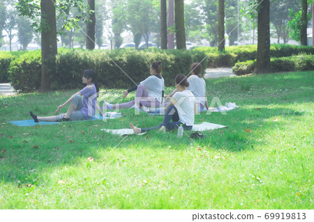 Outdoor yoga class Outdoor yoga class 69919813