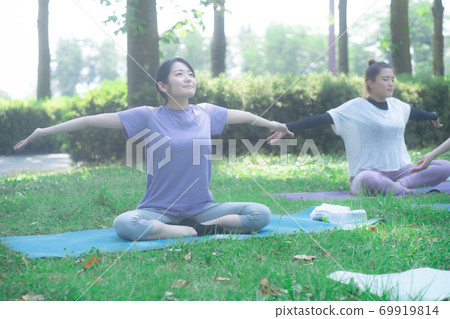 Outdoor yoga class Outdoor yoga class 69919814