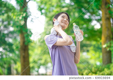 Women who exercise Women who exercise 69919894