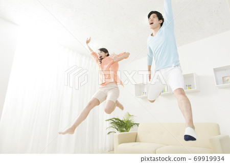 夫婦跳在沙發上 69919934