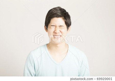 Men closing their eyes Men closing their eyes 69920001