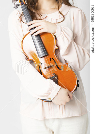 一個女人用小提琴 一個女人用小提琴 69920362