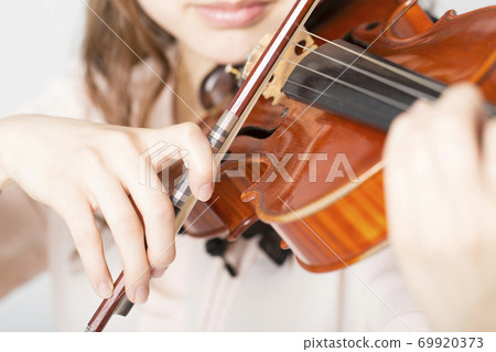 一個女人拉小提琴 69920373