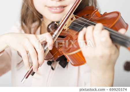 一個女人拉小提琴 一個女人拉小提琴 69920374