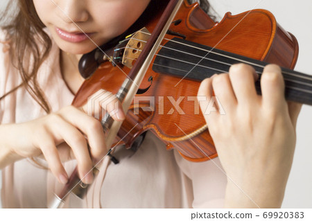 一個女人拉小提琴 69920383