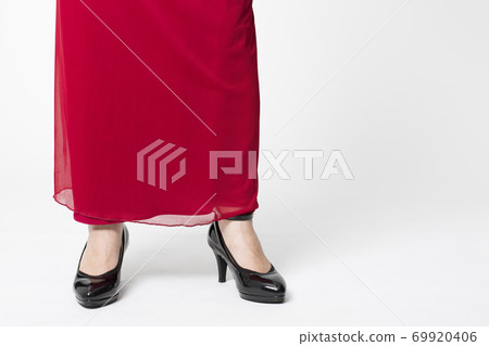 The feet of a woman in a dress The feet of a woman in a dress 69920406