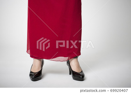 穿裙子的女人的腳 穿裙子的女人的腳 69920407