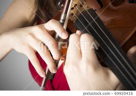 一個女人拉小提琴 69920418